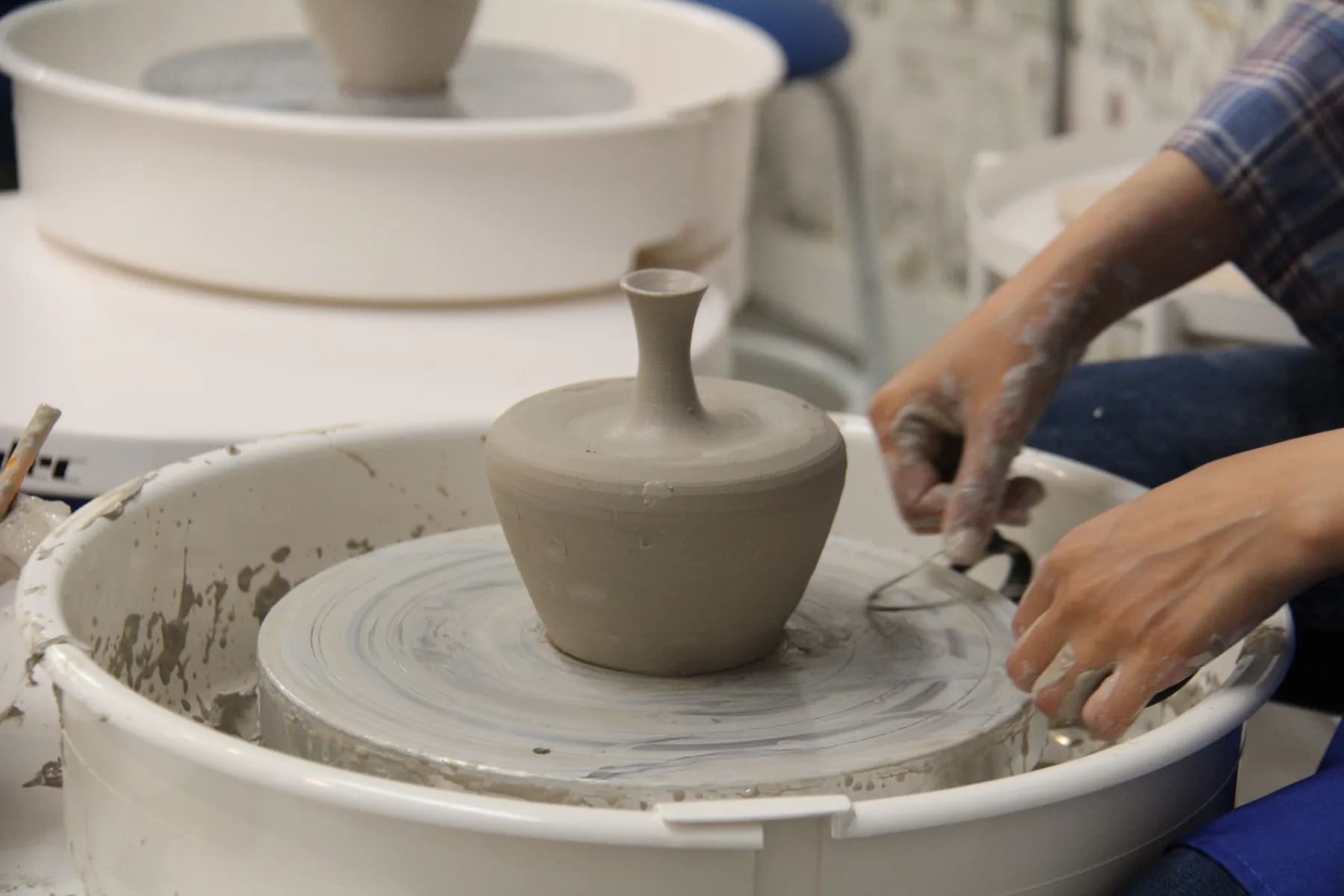 Geste de poterie illustrant un carrousel démonstratif