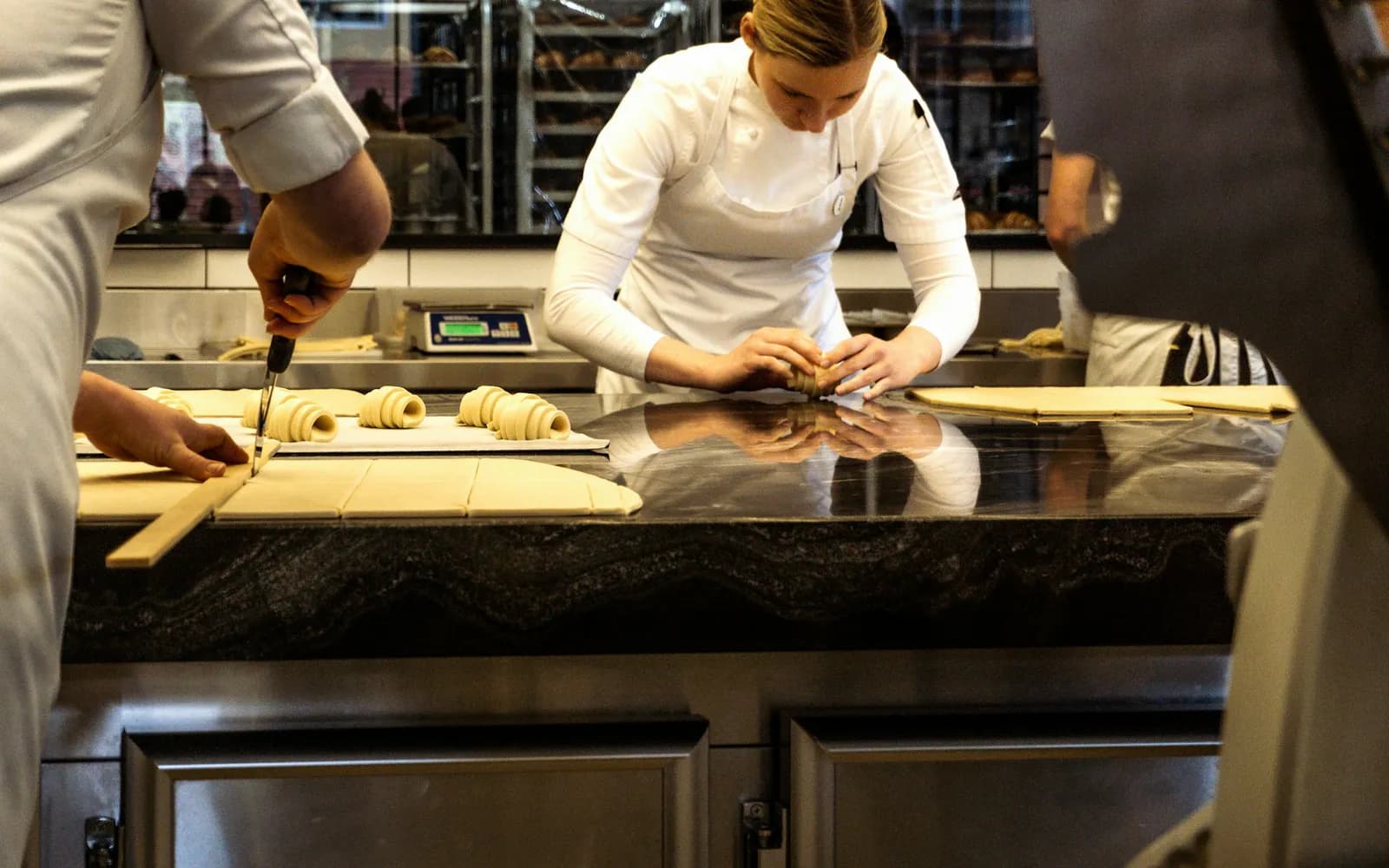 Équipe de pâtisserie en préparation, photographie démonstrative