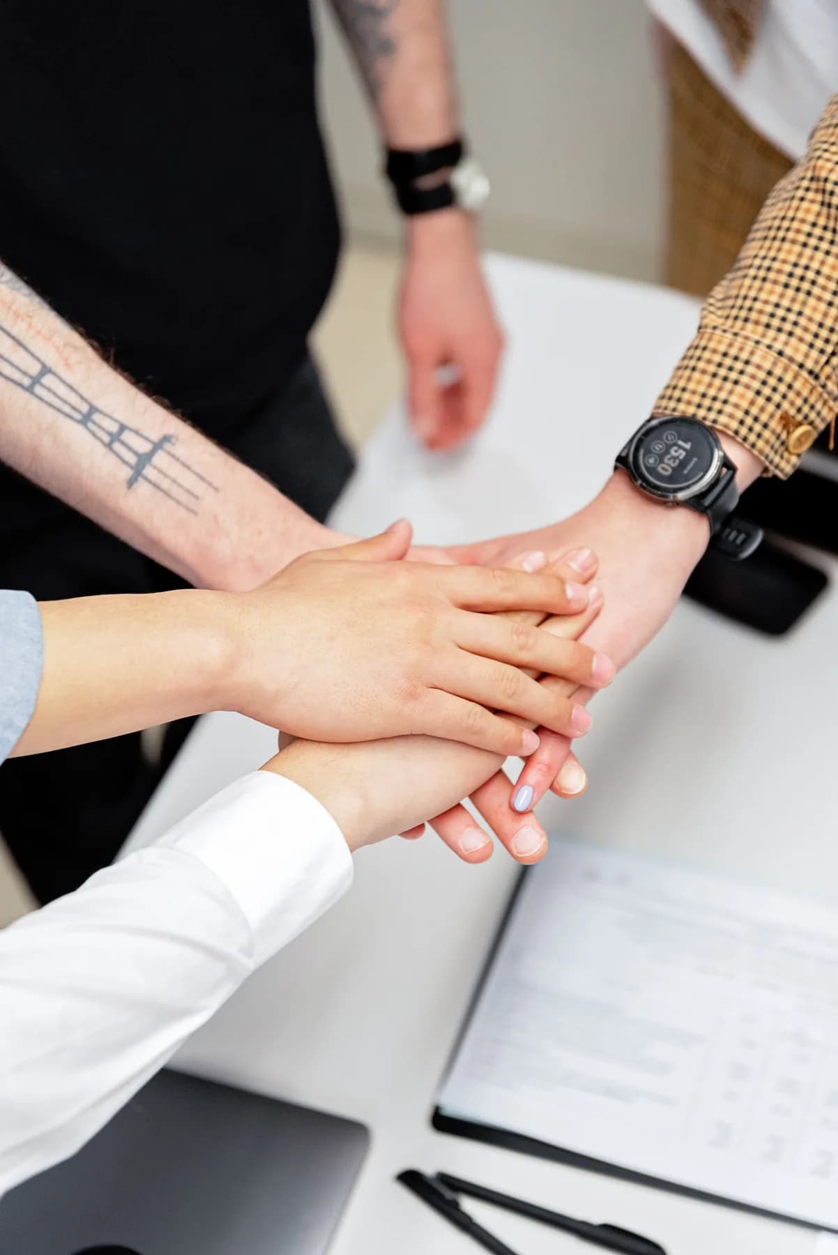 Petite équipe illustrant une publication LinkedIn démonstrative
